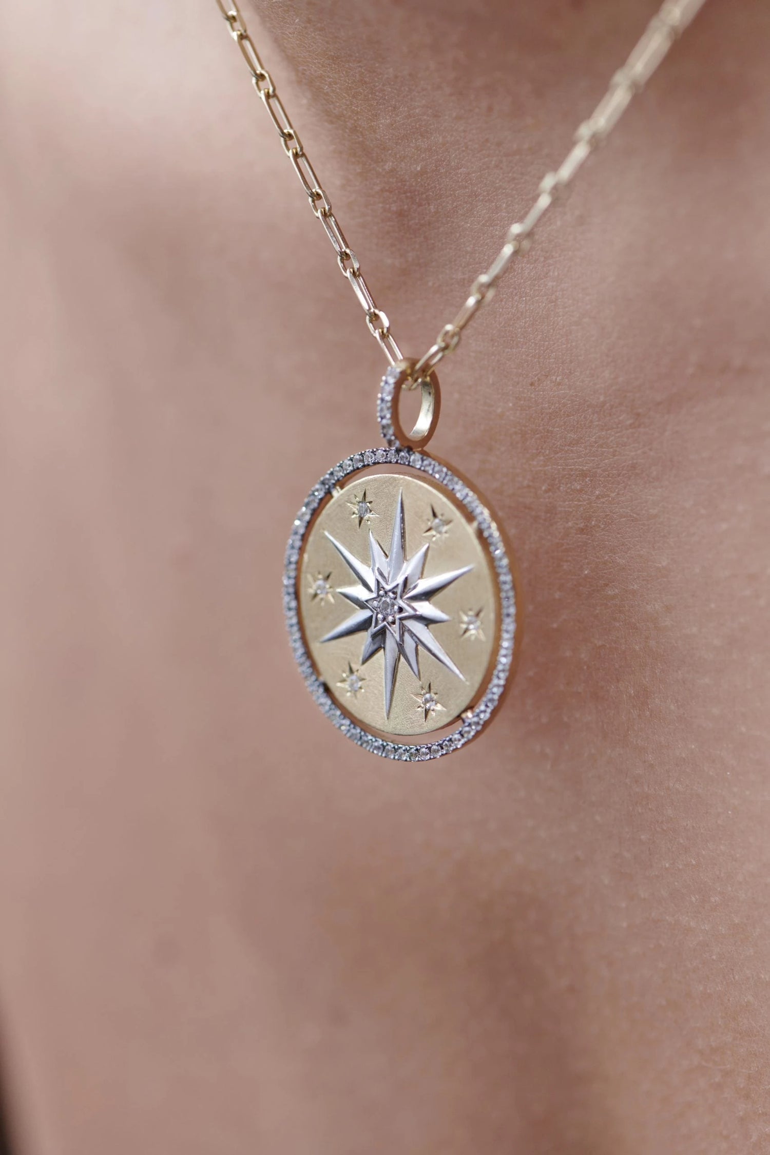 Medaillon Kompass in Gold mit Diamanten