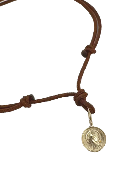 Armband „Madone“ Anhänger in Gold 9K mit braunem Lederband