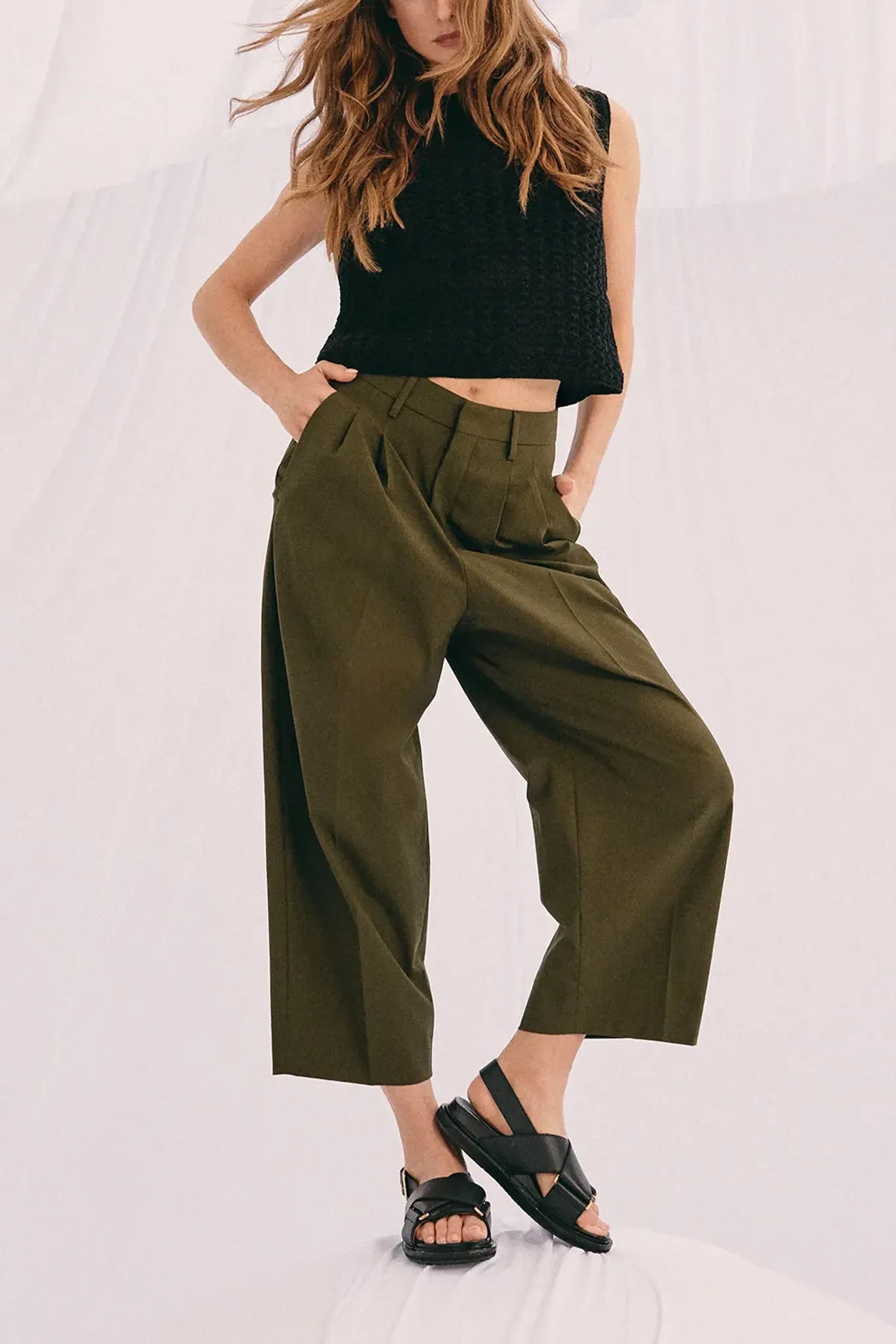 Hose Noa Crop Feather Weight Popeline in Dark Khaki