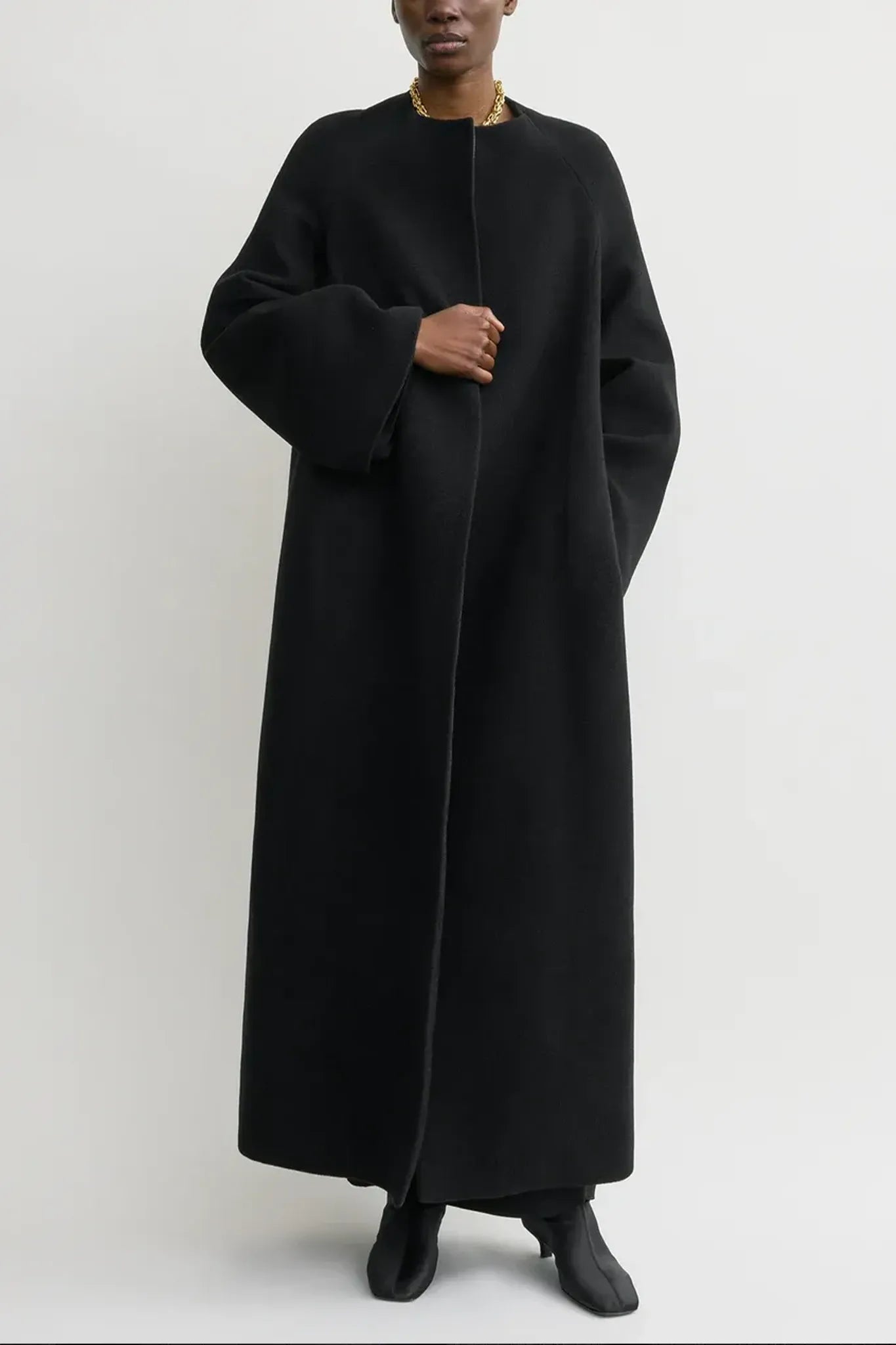 Mantel Bell-Sleeve in Black
