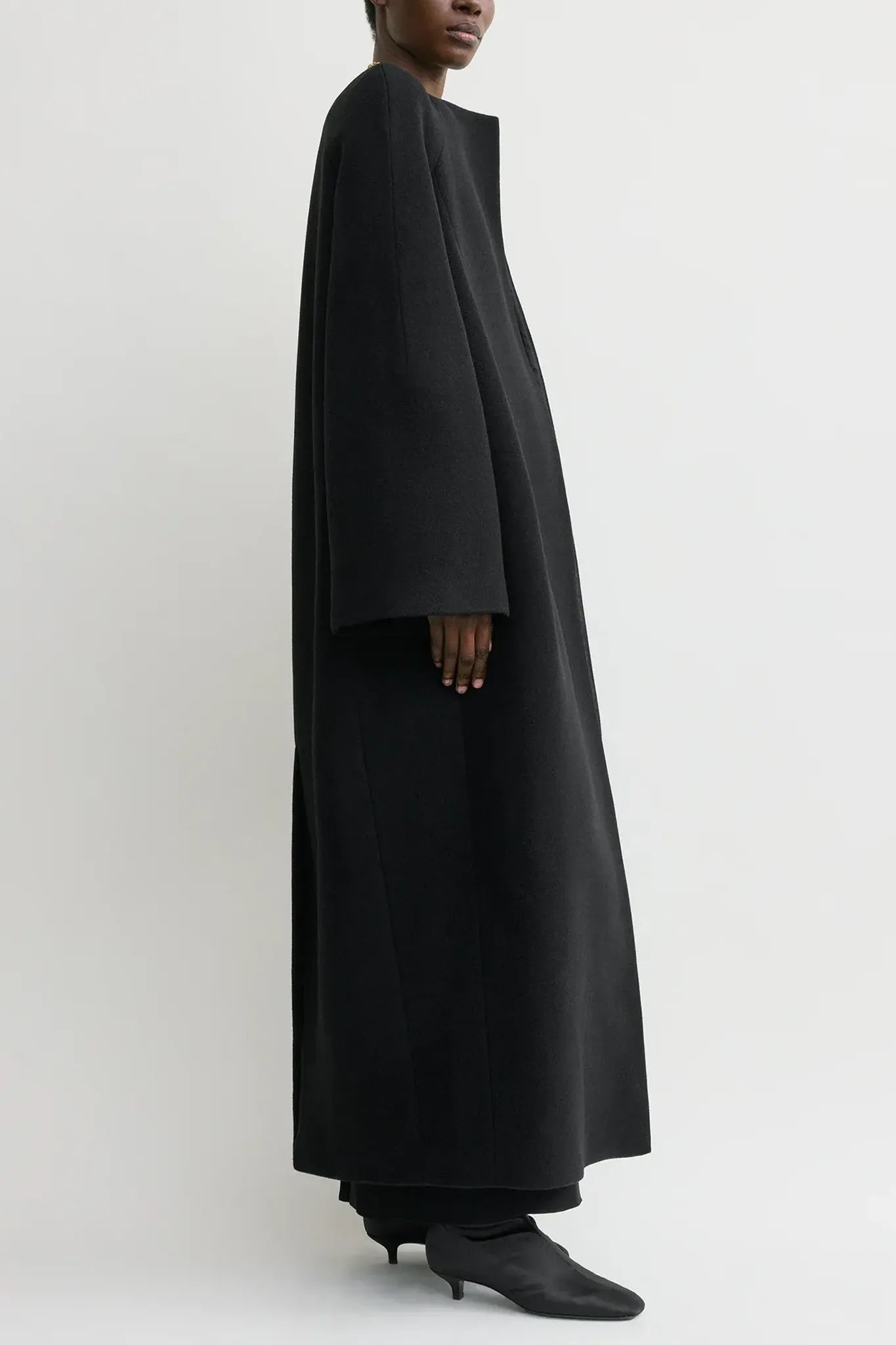 Mantel Bell-Sleeve in Black