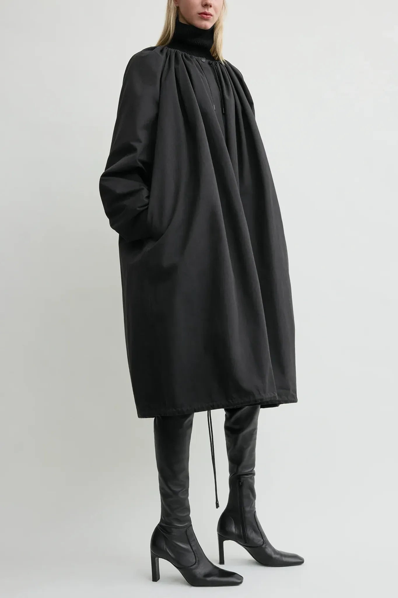 Mantel Gathered Parachute  in Black