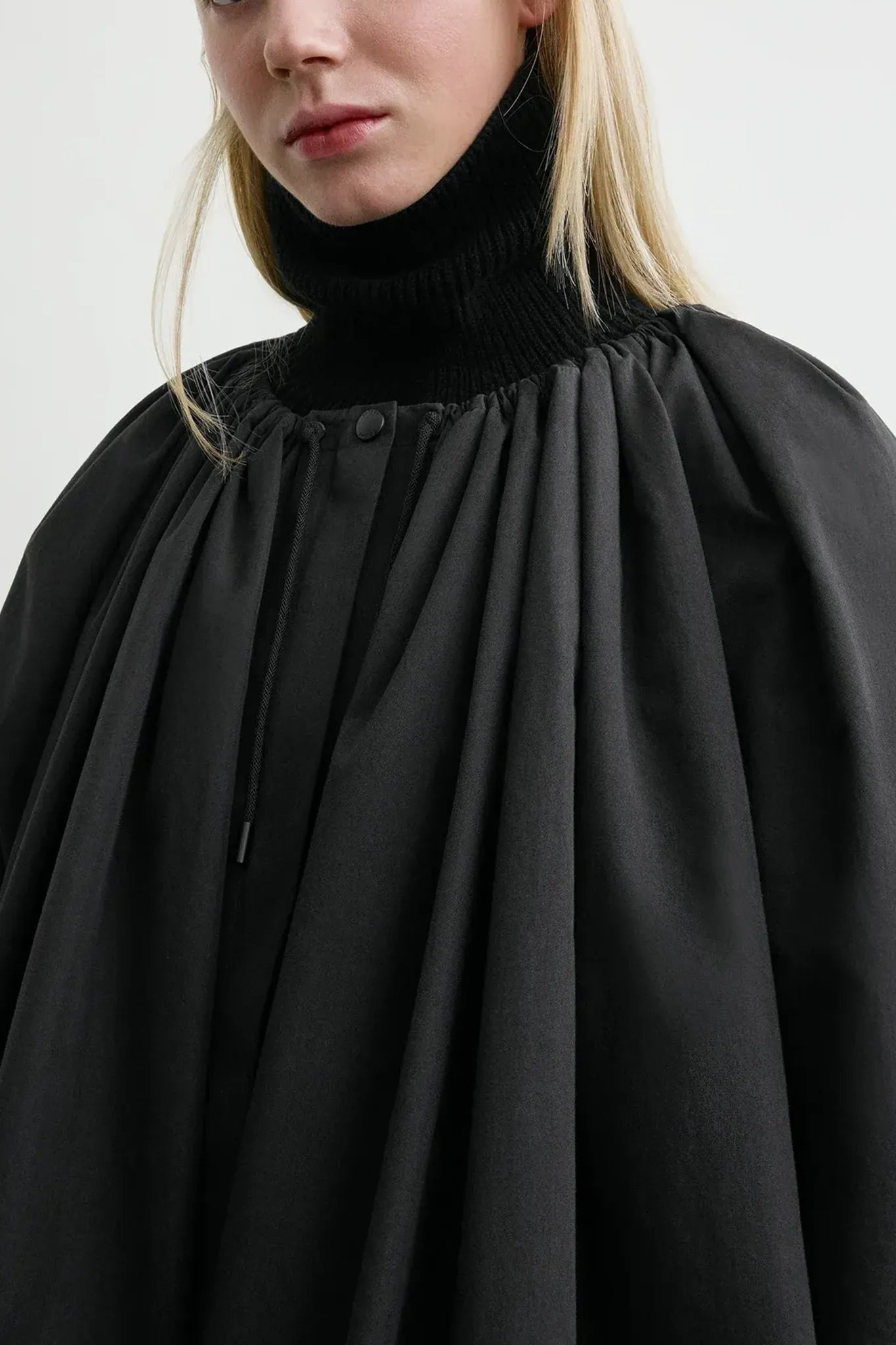 Mantel Gathered Parachute  in Black
