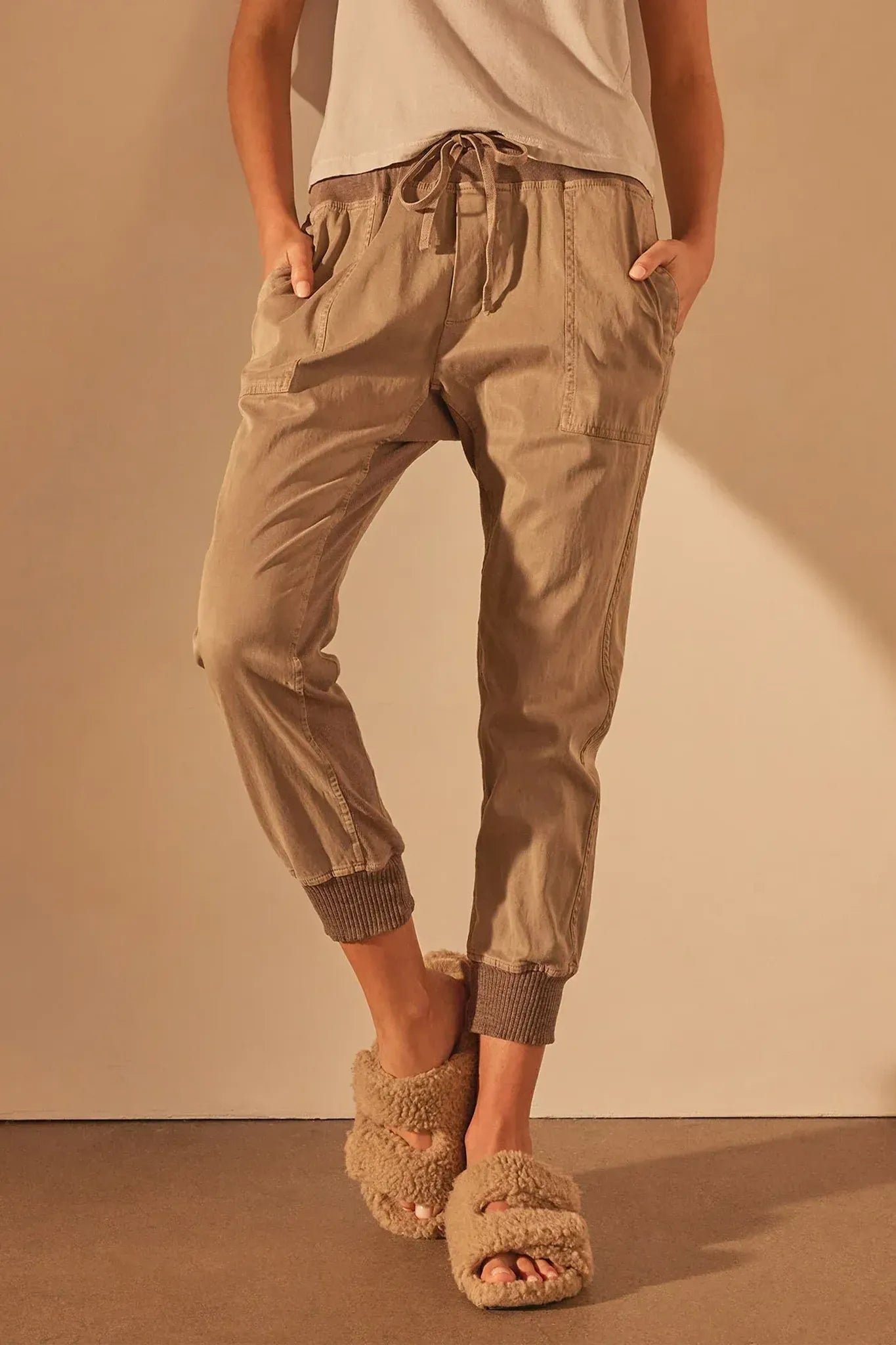 Hose Mixed Media Pant in Coyote