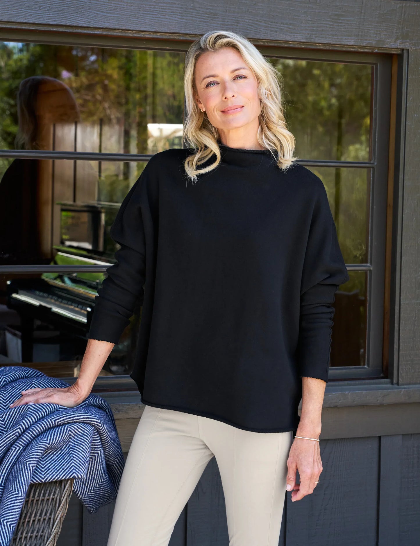 Sweat Shirt Effie Capelet in Black