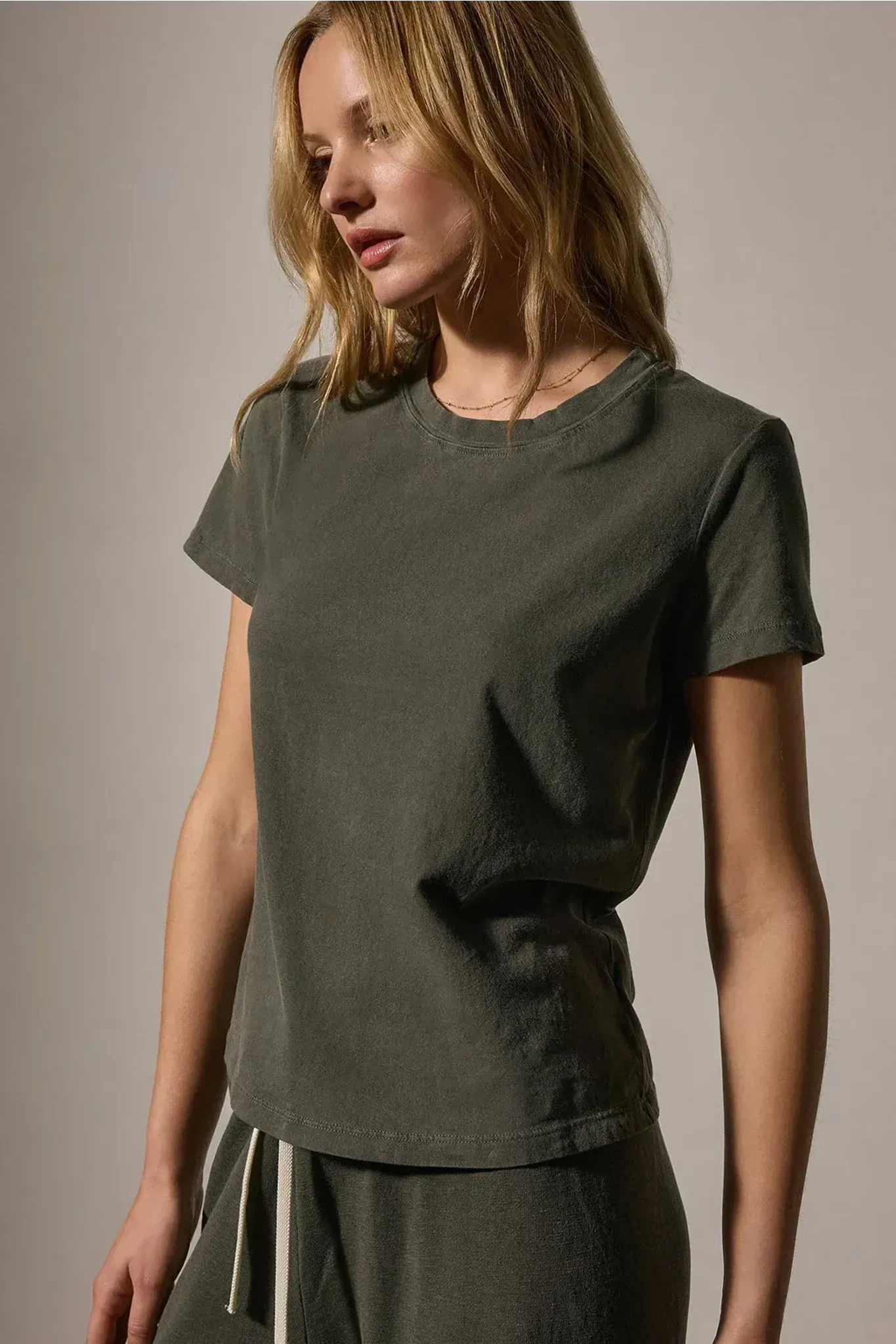 T-Shirt Vintage Little Boy in Army Green